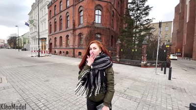 Recollida en público: unha rapaza fermosa é fodida por un iPhone e recibe corrida no seu coño. CleoModel