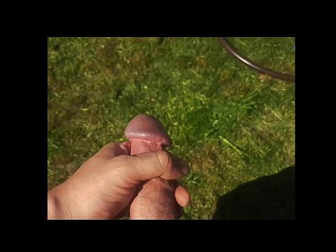 ❤️ A guapa quente recibe o seu coño rosa fodido e corre cun chorro nun xardín de verán Vídeo de sexo en % gl.mouthporn.ru %